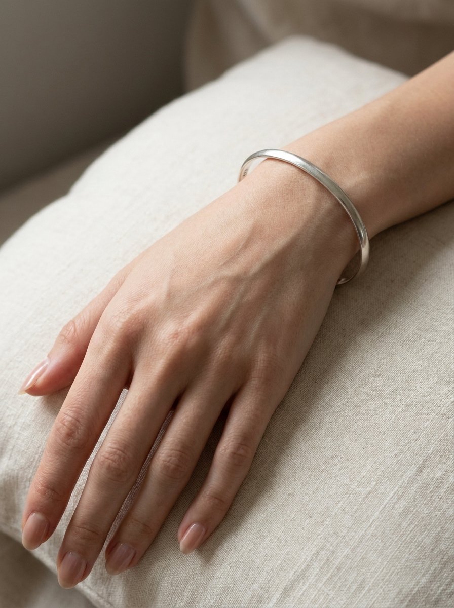 Delicate_women_hand_wearing_brac…_202605111307 (1)
