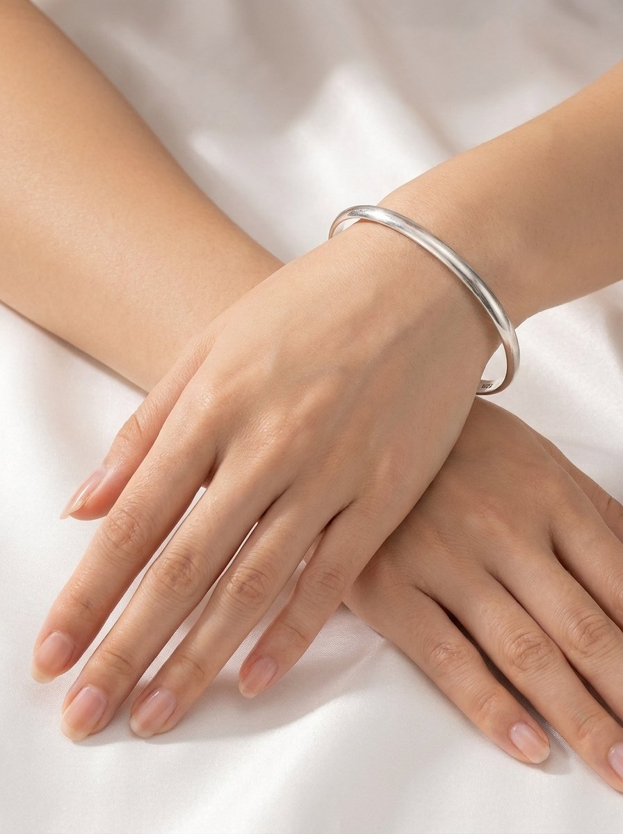 Delicate_women_hand_wearing_brac…_202605111307