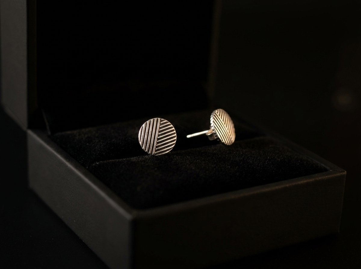 Earrings_in_luxury_jewelry_box_202605151555