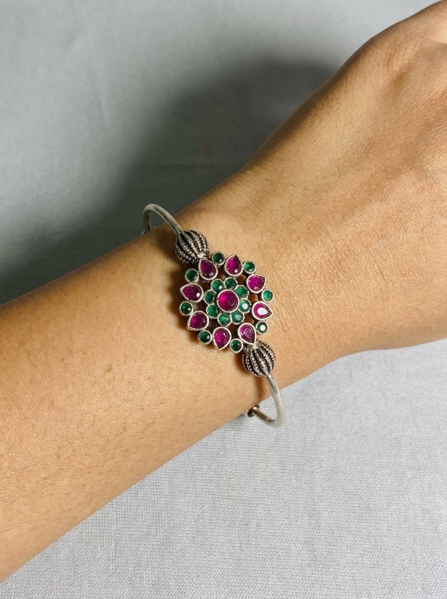 Wear_bracelet_simple_background_202605091321 (1)