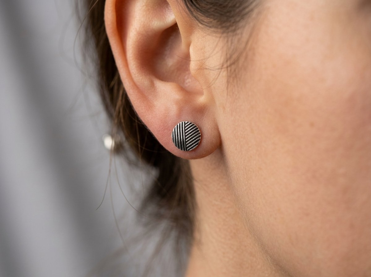 Woman_wearing_earring_focus_202605151551